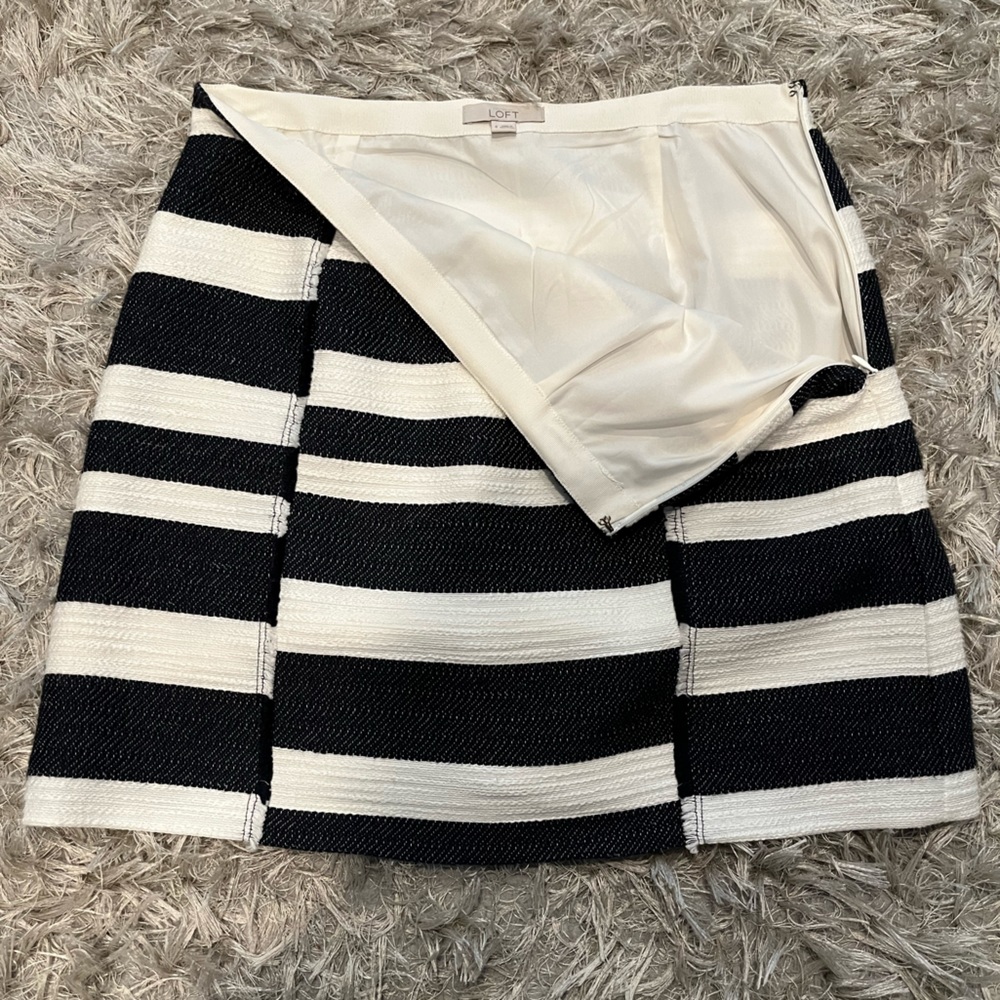 LOFT Tweed Pencil Mini Skirt Navy/Cream. Gorgeous fully lined w/side zip. Sz 4